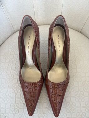 Bandolino Brown Croc-Embossed Pointed-Toe Pumps